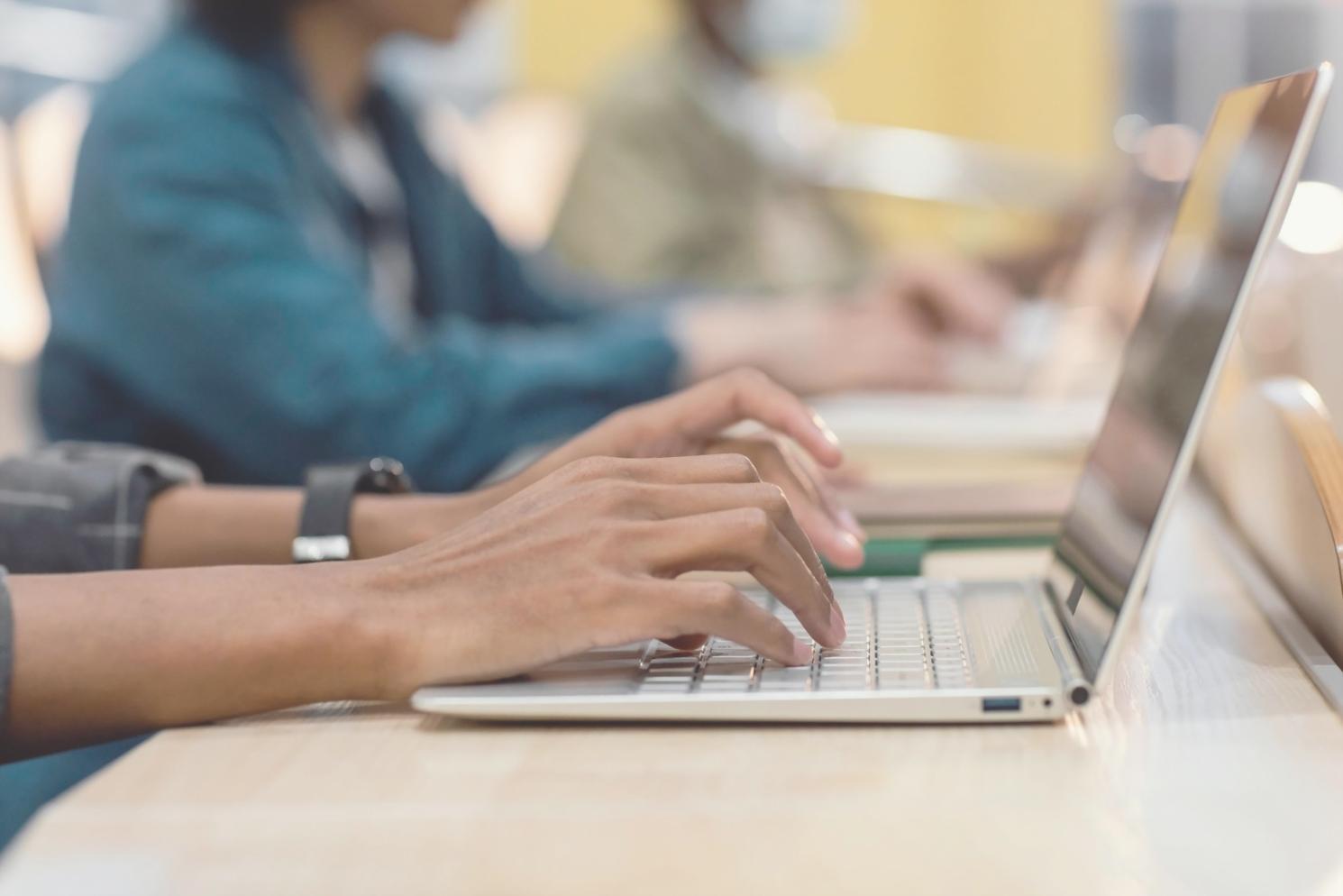 Profesionales analizando flujos de trabajo presupuestario en entorno corporativo