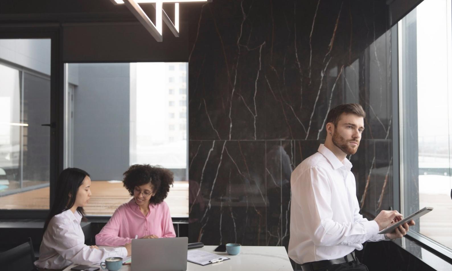 Equipo analizando proceso de validación financiera