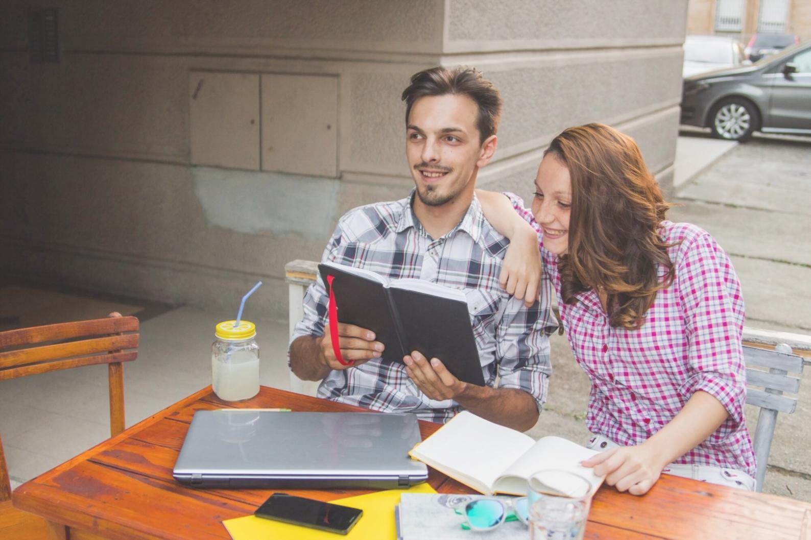 Profesional revisando flujo de aprobaciones en sistema digital